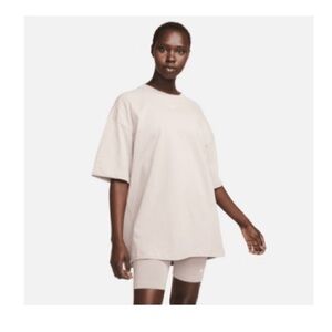 Nike outfit. Size XL. SHIRT AND biker Shorts.